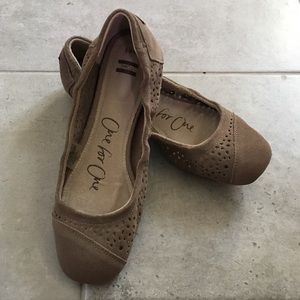 NWOB Beige Suede Cutout Ballet Flats 9.5